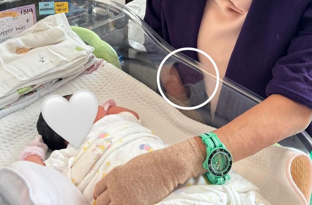 Wajah anak Syahrini yang terlihat dari pantulan boks bayi. Foto: Dok. Instagram @princessyahrini