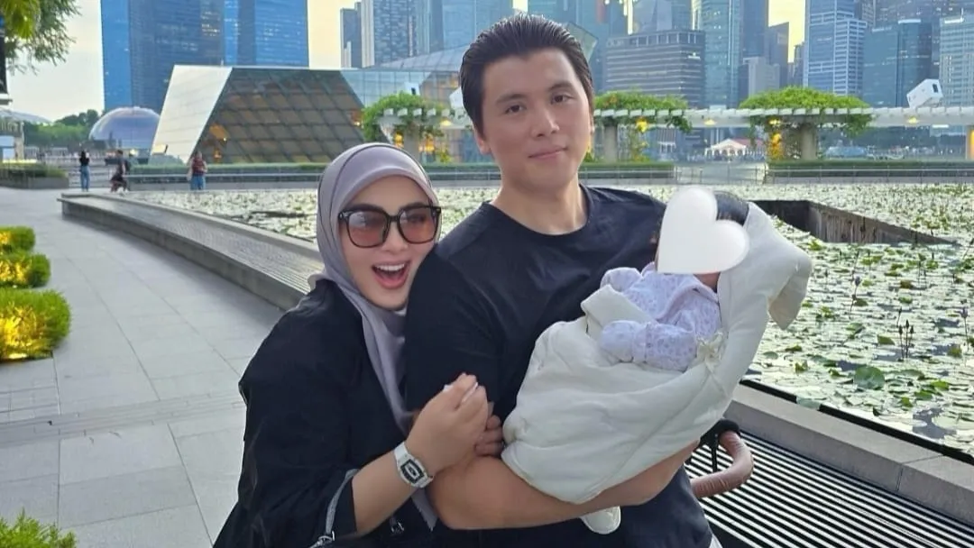 Wajah Anak Syahrini Terungkap Dari Pantulan Box Bayi