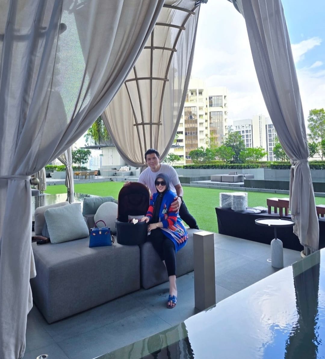 Bergaya dengan outfit serba Hermes. Foto: Dok. Instagram @princessyahrini