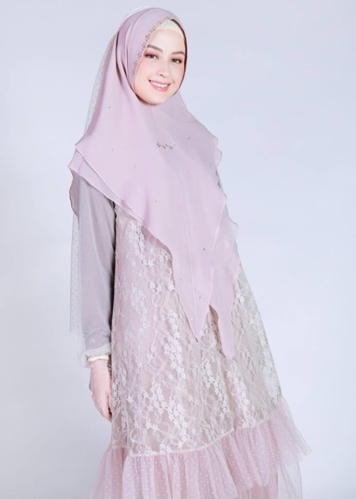 Mengenakan gamis berwarna pastel. Foto: Dok. Instagram @sisesaclothing