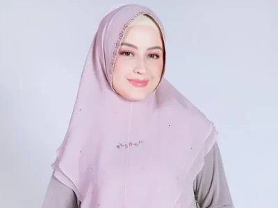 Kimberly Ryder pakai hijab dan gamis saat fashion show. Foto: Dok. Instagram @sisesaclothing