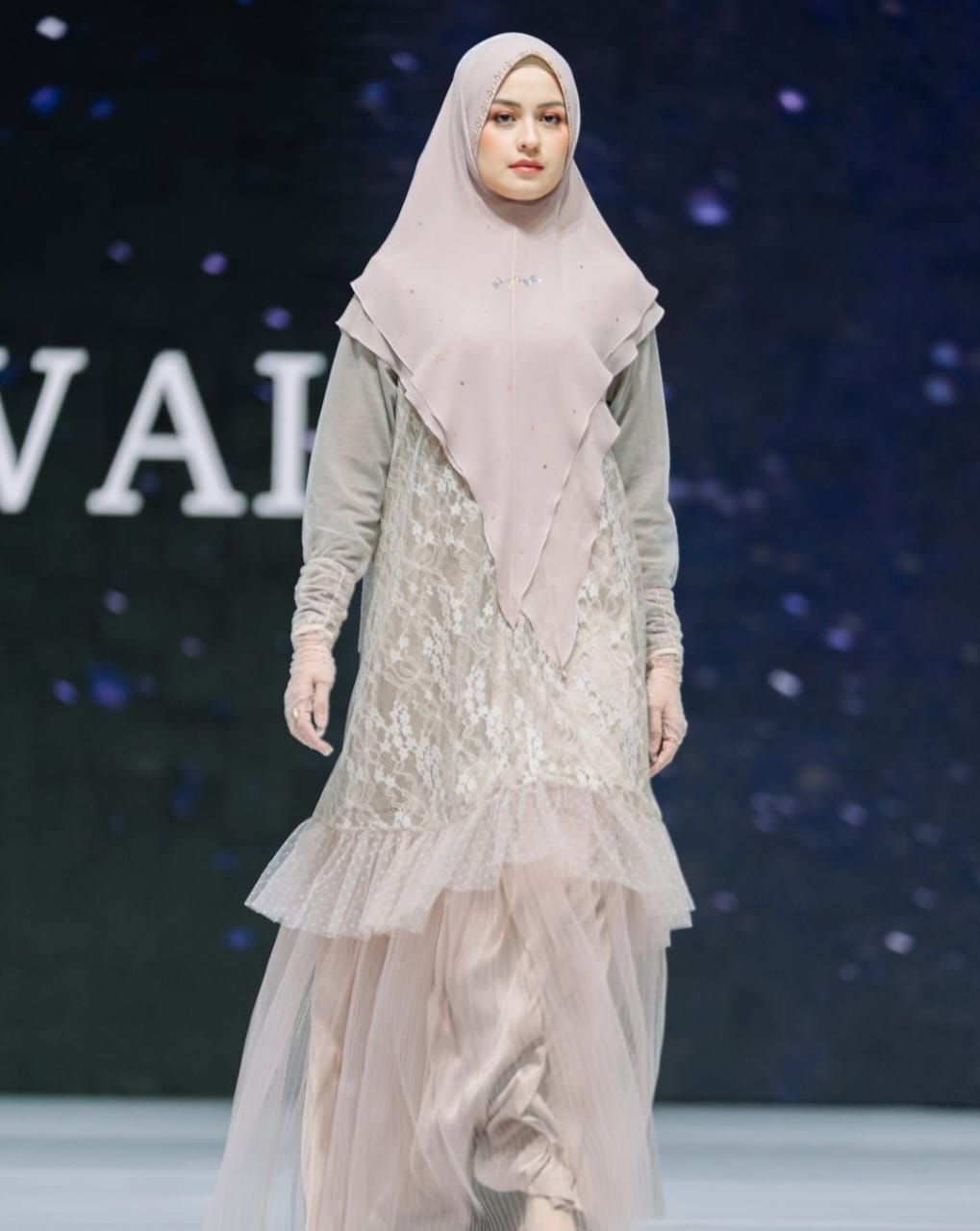 Kimberly saat melenggang di runway. Foto: Dok. Instagram @kimbrlyryder