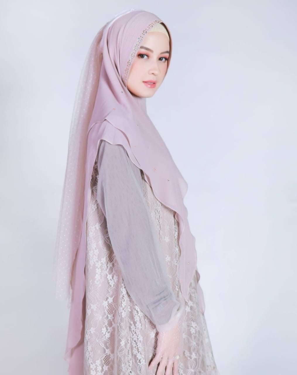 Kerudung dengan tambahan detail veil di bagian belakang. Foto: Dok. Instagram @kimbrlyryder