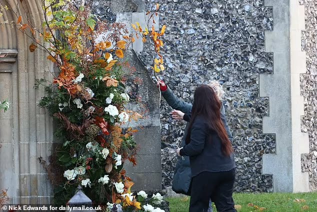 Pintu masuk gereja dihias dengan bunga-bunga. Foto: Dok. Daily Mail