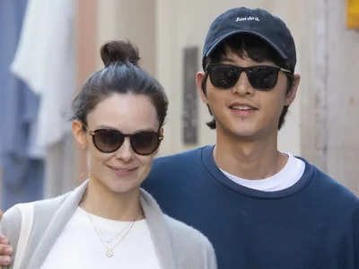 Song Joong Ki dan Katie Louise Saunders. Foto: Dok. Getty Images Via Herald