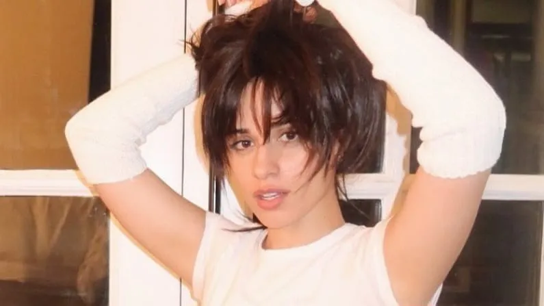 Gaya Seksi Camila Cabello di Endorse Brand Sepatu Asal Jepang