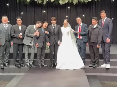 Host 'Knowing Bros' di acara pernikahan Min Kyung Hoon. Foto: Dok. YouTube Knowing Bros