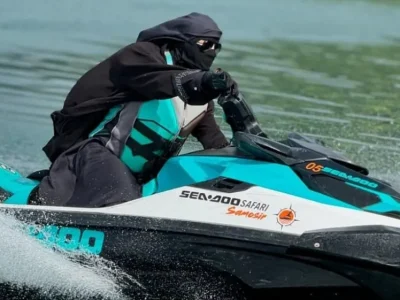 Umi Pipik asyik naik jet ski di Danau Toba. Foto: Dok. Instagram @_ummi_pipik_