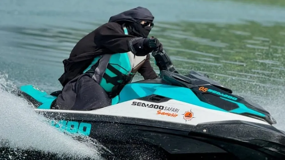 Gaya Keren Umi Pipik, Main Jet Ski Tetap Pakai Cadar