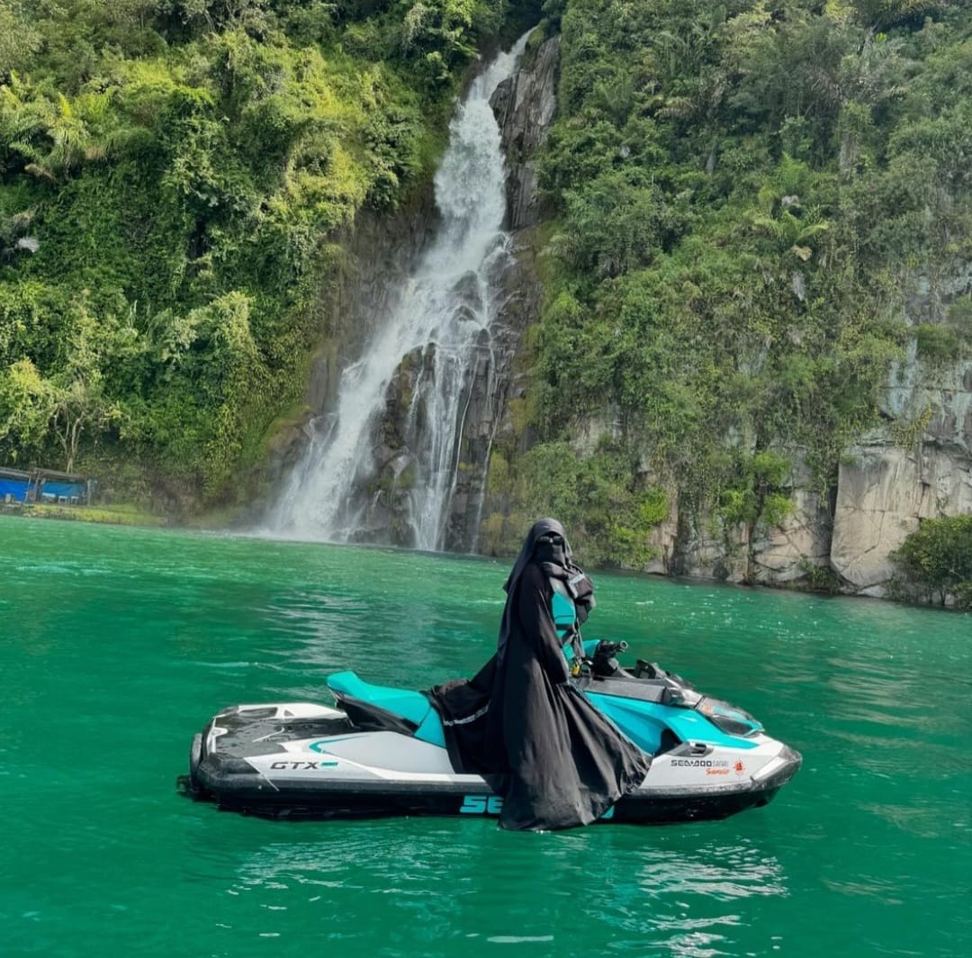 Berfoto di depan Air Terjun Situmurun. Foto: Dok. Instagram @_ummi_pipik_
