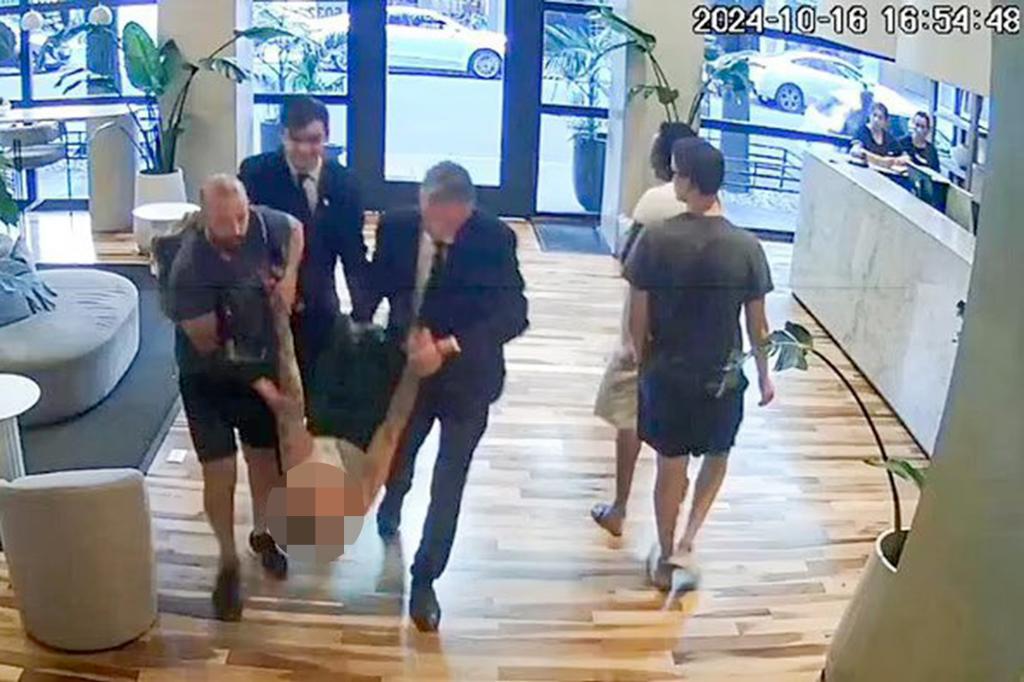 Liam dipaksa untuk kembali ke kamarnya. Foto: Dok. Daily Mail