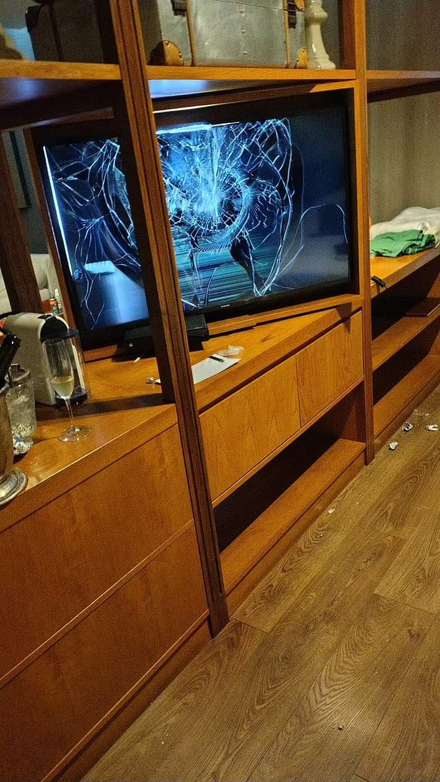 Kondisi TV kamar hotel yang rusak. Foto: Dok. Daily Mail