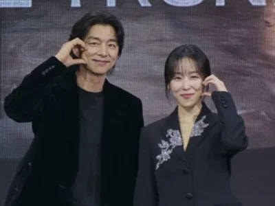 Gong Yoo dan Seo Hyun Jin di konferensi pers 'The Trunk'. Foto: Dok. X @NetflixKR