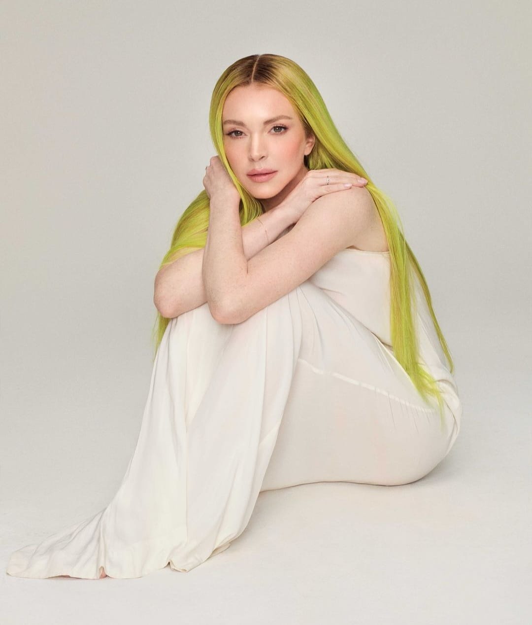 Gaya nyentrik Lindsay Lohan dengan rambut hijau. Foto: Dok. Instagram @lindsaylohan