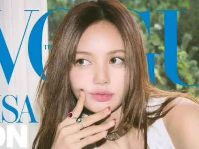 Lisa BLACKPINK tampil tanpa poni. Foto: Dok. Instagram @voguethailand