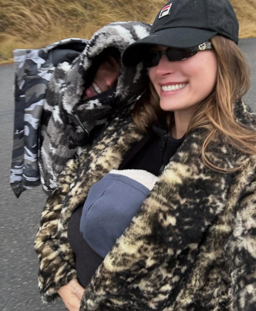 Hailey dan Justin jalan-jalan bareng Jack Blues. Foto: Dok. Instagram @haileybieber