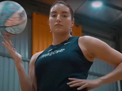 Denny Sumargo tantang istri Sandy Walsh, Aislinn Konig tanding basket (Foto: Youtube/PEBASKET SOMBONG Denny Sumargo)