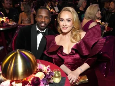 Adele pamerkan cincin pertunangan saat konser di Las Vegas (Foto: Getty Images)