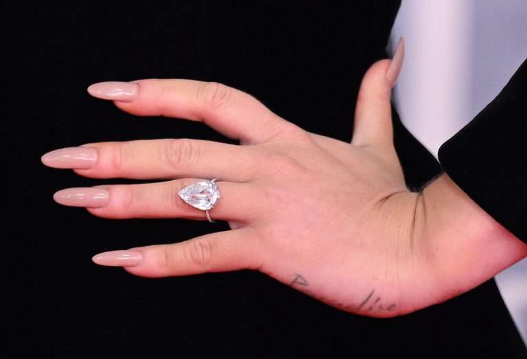 Cincin berlian bentuk buah pir 8 karat (Foto: WireImage)