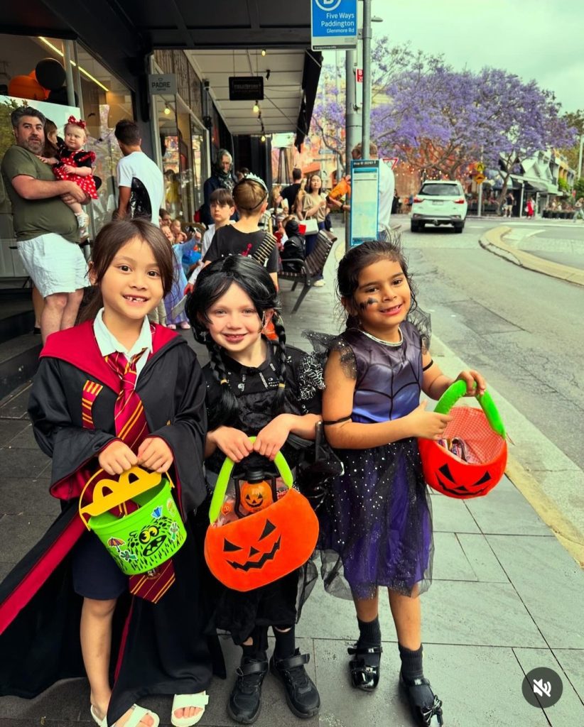 Anak selebritis Indonesia menggunakan seragam Gryffindor (paling kiri) saat Halloween (Foto: Instagram/septriasaacha)