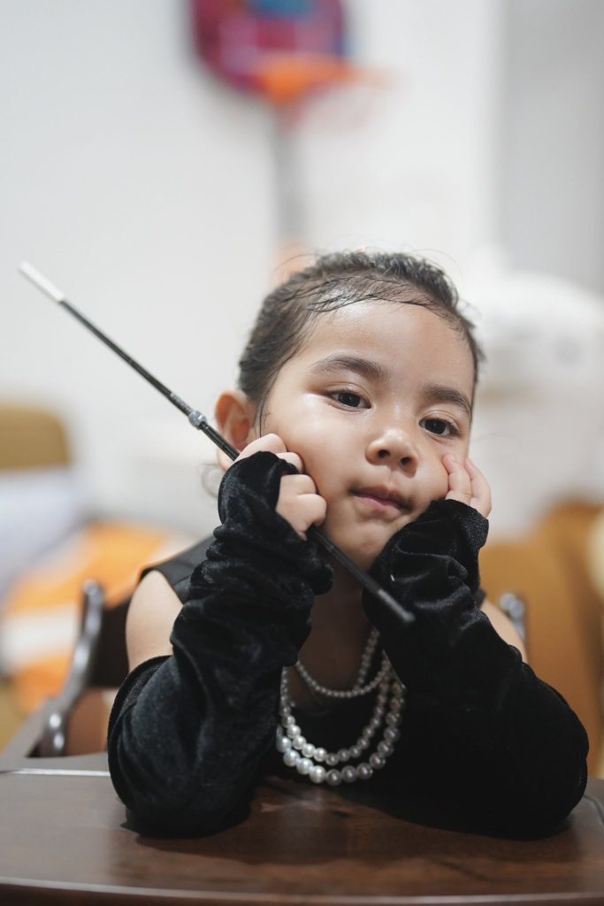 Anak selebgram Dwi Handayani berdandan bak Audrey Hepburn (Foto: X/dwihandaanda)