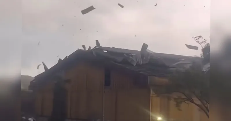 Angin Puting Beliung Rusakkan Puluhan Rumah di Surabaya dan Sidoarjo
