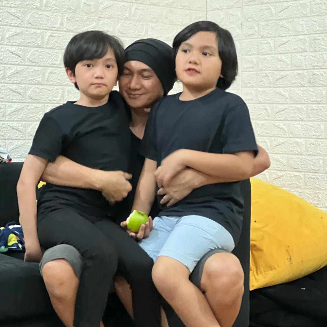 Anji dan Sigra Narada (kanan) (Foto: Instagram/sigraumarnarada)