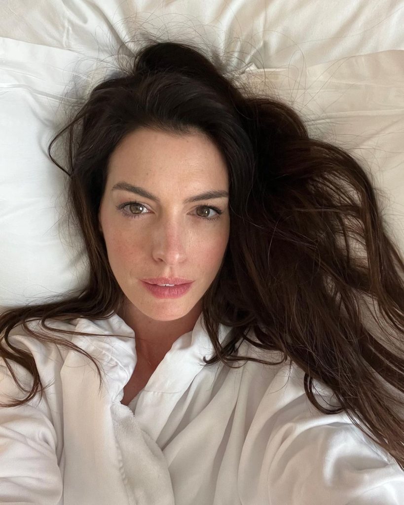 Anne Hathaway tanpa makeup (Foto: Instagram/annehathaway)