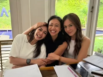 Gaya berpakaian Asri Welas (tengah) disorot netizen (Foto: Instagram/asri_welas)