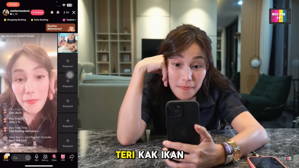 Ayu saat siarang langsung bersama pedagang ikan teri (Foto: Youtube/Qiss You TV)