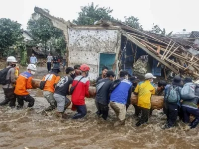 Banjir di sejumlah wilayah di Kota Sukabumi. Foto : ANTARA FOTO/Yulius Satria Wijaya