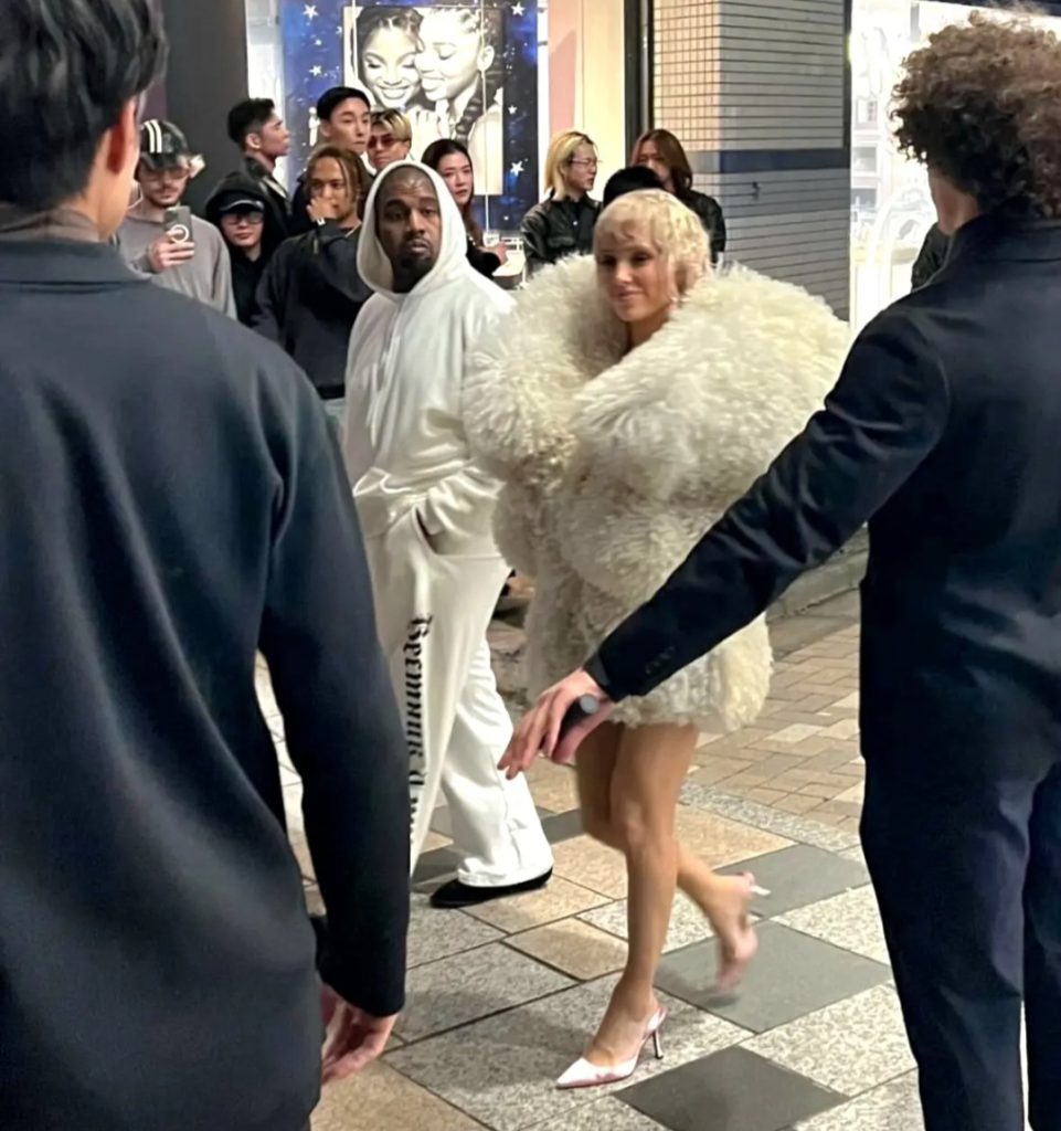 Kanye West (serba putih) dan Bianca Censori di Tokyo (Foto: Dok. LS Photos)