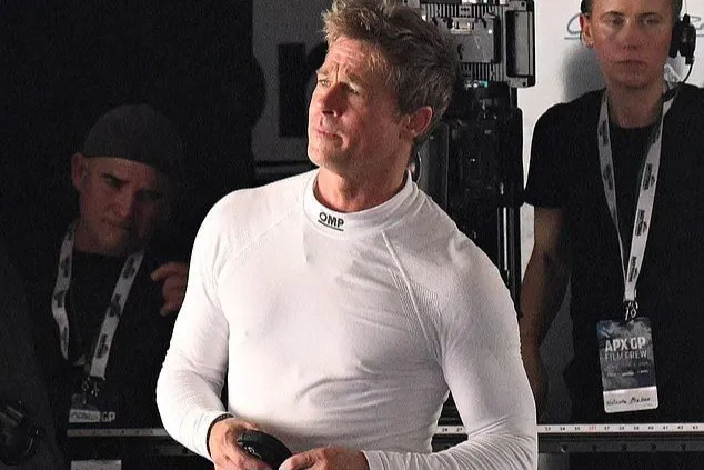 Brad Pitt Pamer Bentuk Tubuhnya Saat Syuting Film Terbaru ‘F1’
