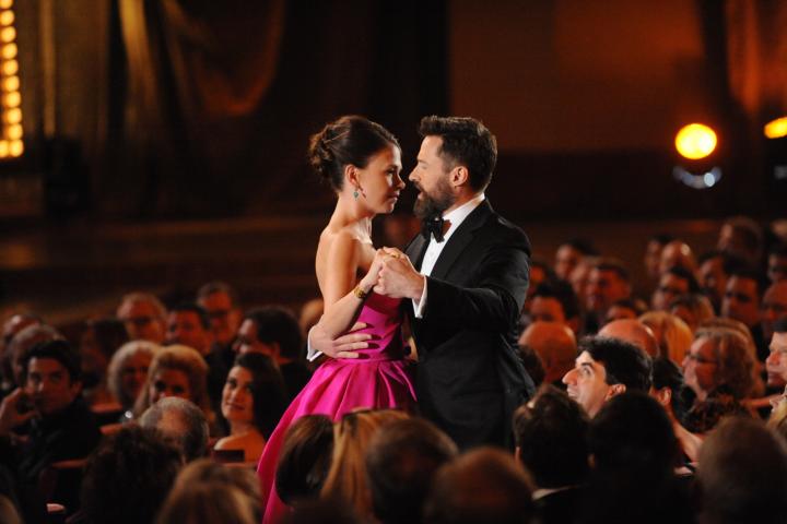 Hugh Jackman dan Sutton Foster saat pertunjukan Broadway (Foto: Getty Images)