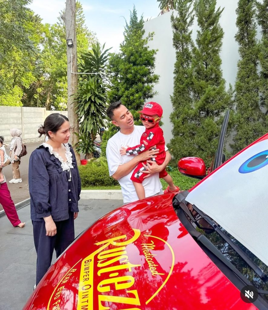 Cipung menggunakan baju serba merah (Foto: Instagram/raffinagita1717)