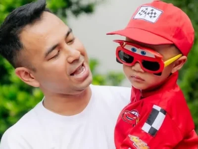 Rayyanza (Cipung, Ajja) bersama ayahnya, Raffi Ahmad. (Foto: Instagram/raffinagita1717)