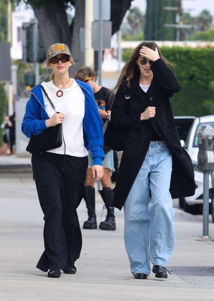 Dakota dan Jennifer saat di LA (Foto: BACKGRID)