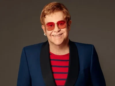 Elton John kehilangan penglihatan mata kanannya. (Foto: Gregg Kemp)