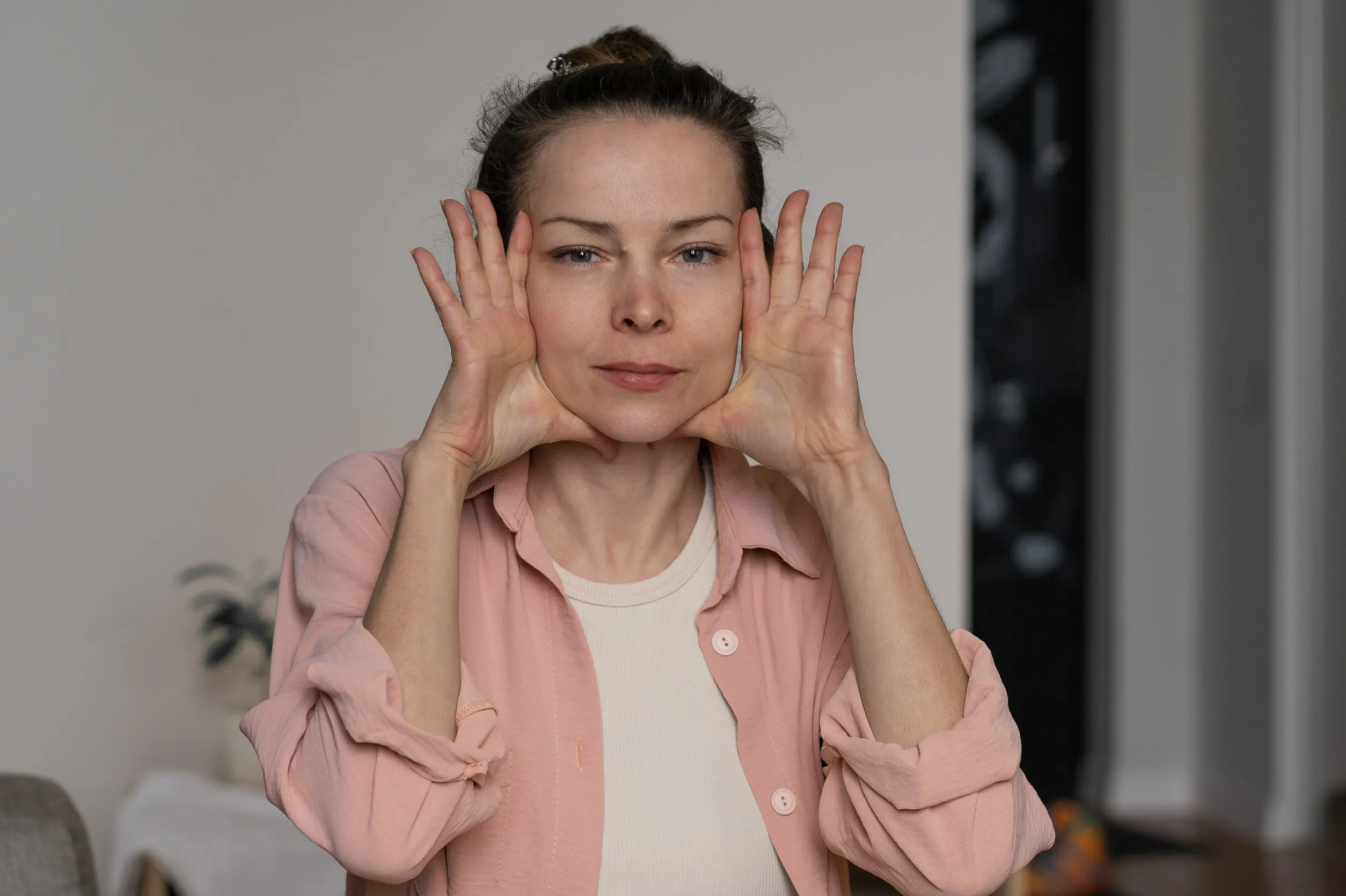 Kenali Manfaat Face Yoga untuk Peremajaan Kulit dan Wajah Simetris