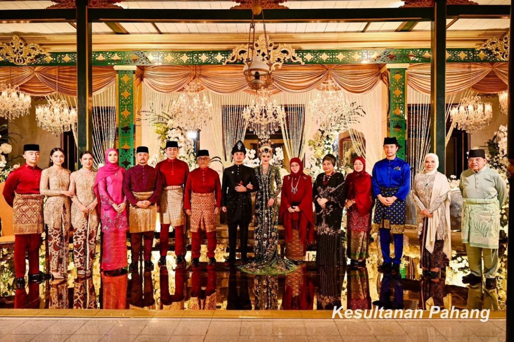 Potret keluarga pengantin (Foto: Instagram/kesultanan.pahang)