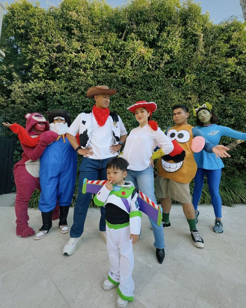 Potret keluarga Nikita dengan sahabat dan karyawannya saat perayaan halloween (Foto: Instagram/nikitawillyofficial94)