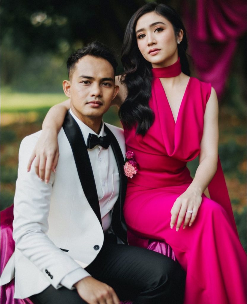 Pre-wedding dalam balutan gaun fuschia yang menyala (Foto: Instagram/@febbyrastanty)