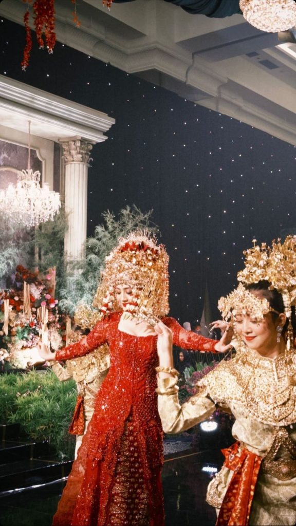 Febby Rastanty menarikan tarian tradisional(Foto: Instagram/febbyrastanty)