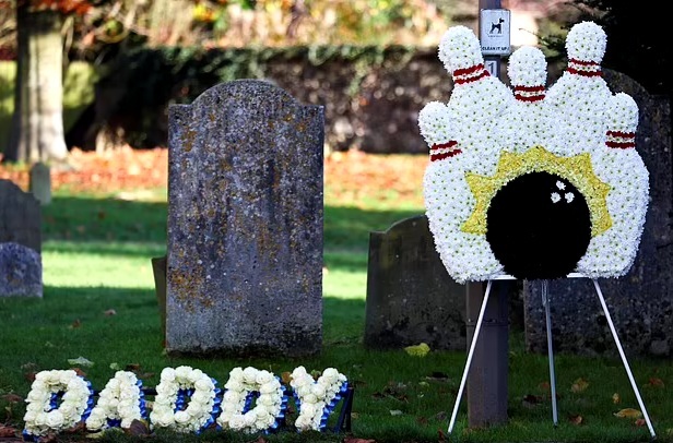 Karangan bunga bentuk bowling dan tulisan 'Daddy' (Foto: Reuters)