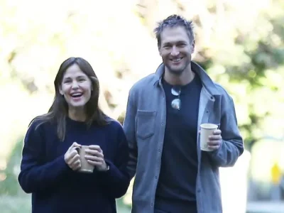 Jennifer Garner terlihat bahagia saat bersama John Miller (Foto: X17online.com)