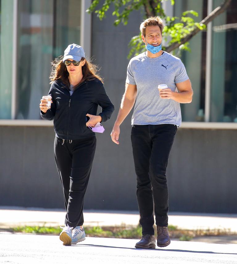 Garner dan Miller mulai berkencan sejak 2018 (Foto: SplashNews.com)