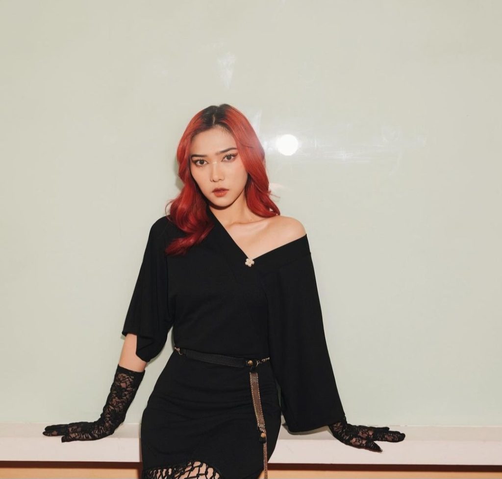 Artis yang pernah mengajar part-time menjadi guru musik (Foto: Instagram/isyanasarasvati)