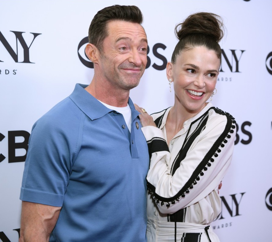 Potret Hugh Jackman dan <a href=https://nyatamedia.com/tag/sutton-foster/ class=text-primary style=font-weight:400;>Sutton Foster</a> saat red carpet (Foto: Getty Images)