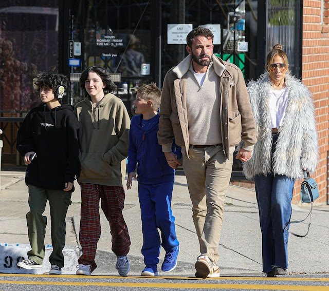 JLo dan Ben bersama anak-anak (Foto: Grosby Group)