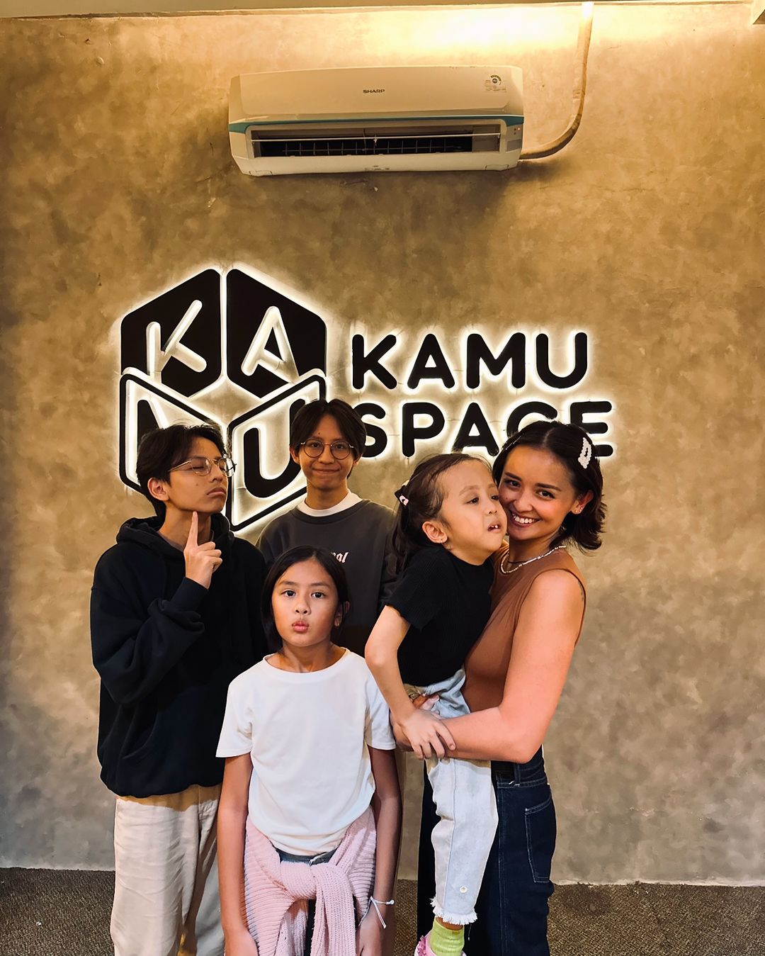 Joanna dan keempat anaknya, Ziona digendong (Foto: Instagram/joannaalexandra)